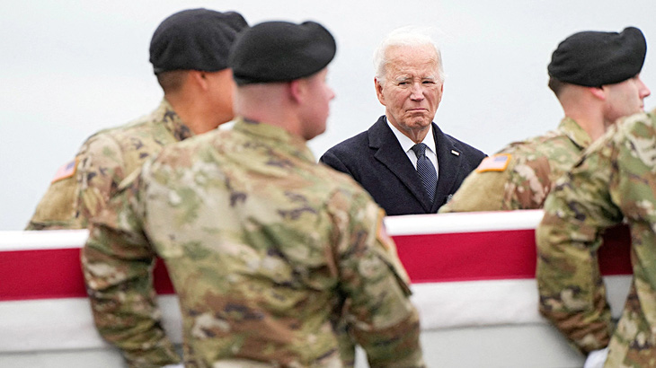 Tổng thống Joe Biden xúc động chứng kiến việc hồi hương thi hài của 3 lính Mỹ bị giết ở Jordan tại căn cứ không quân Dover ở bang Delaware vào ngày 2-2 - Ảnh: REUTERS