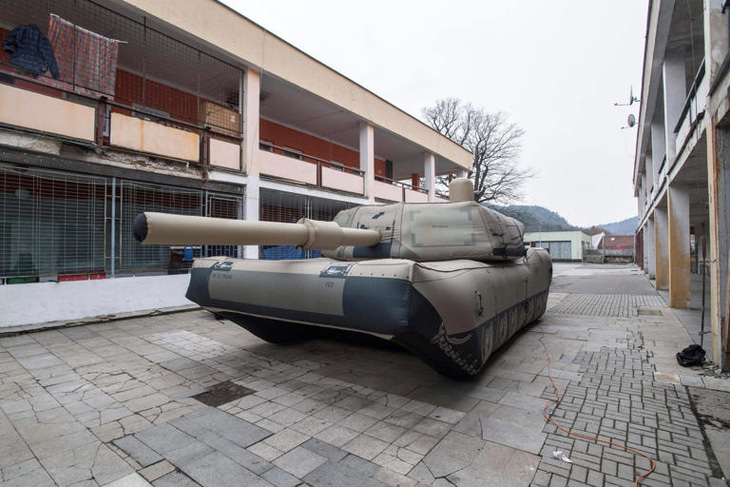Một công ty ở Czech, sản xuất khoảng 30 loại vũ khí mồi nhử bơm hơi, đã báo cáo lợi nhuận tăng vọt sau khi Nga tiến hành &quot;chiến dịch quân sự đặc biệt&quot; ở Ukraine. Trong ảnh là một phương tiện chiến đấu bơm hơi được trưng bày tại Decin, Czech vào tháng 3-2023 - Ảnh: GETTY IMAGES