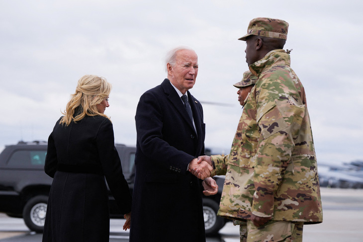 Tổng thống Mỹ Joe Biden chứng kiến việc đưa thi thể các lính Mỹ thiệt mạng trong vụ tập kích mới đây về nước - Ảnh: REUTERS