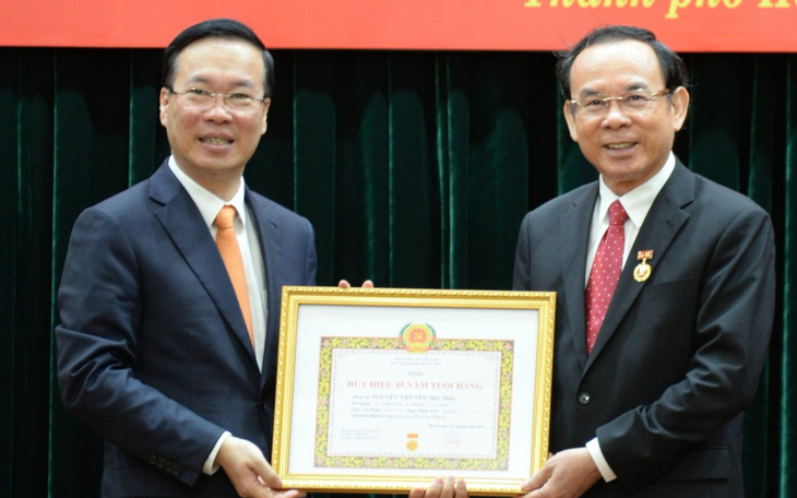Chủ tịch nước trao huy hiệu 45 năm tuổi Đảng cho Bí thư Thành ủy Nguyễn Văn Nên