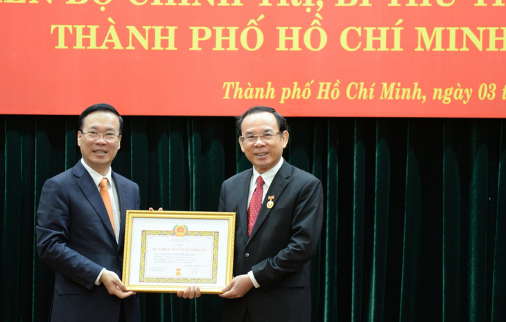Chủ tịch nước Võ Văn Thưởng (trái) trao huy hiệu 45 tuổi Đảng cho Bí thư Thành ủy TP.HCM Nguyễn Văn Nên - Ảnh: TIẾN LONG