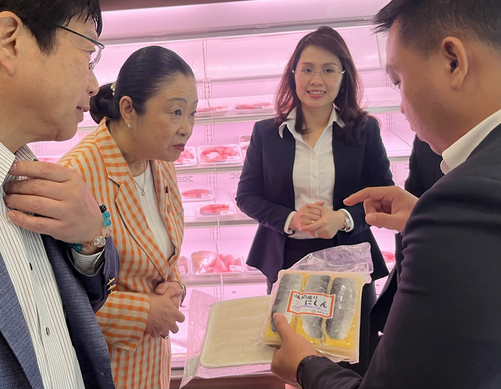 Bộ trưởng Nhật Bản tìm hiểu các sản phẩm của vùng Tohoku bày bán ở siêu thị Akuruhi chiều 3-2 - Ảnh: N.BÌNH