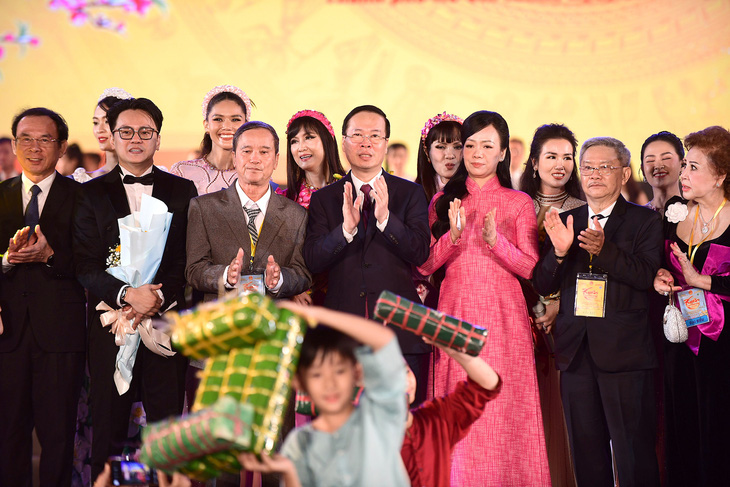 Chủ tịch nước Võ Văn Thưởng cùng phu nhân và kiều bào cùng nhau hát vang bài Mùa xuân trên thành phố Hồ Chí Minh trong chương trình nghệ thuật đặc biệt “Xuân quê hương 2024” - Ảnh: QUANG ĐỊNH