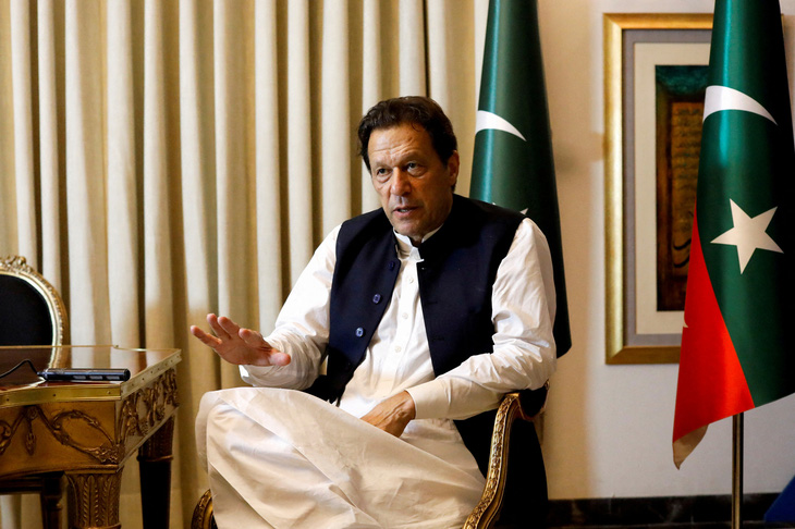 Cựu thủ tướng Pakistan Imran Khan trong cuộc phỏng vấn tại Lahore, Pakistan ngày 17-3-2023 - Ảnh: REUTERS