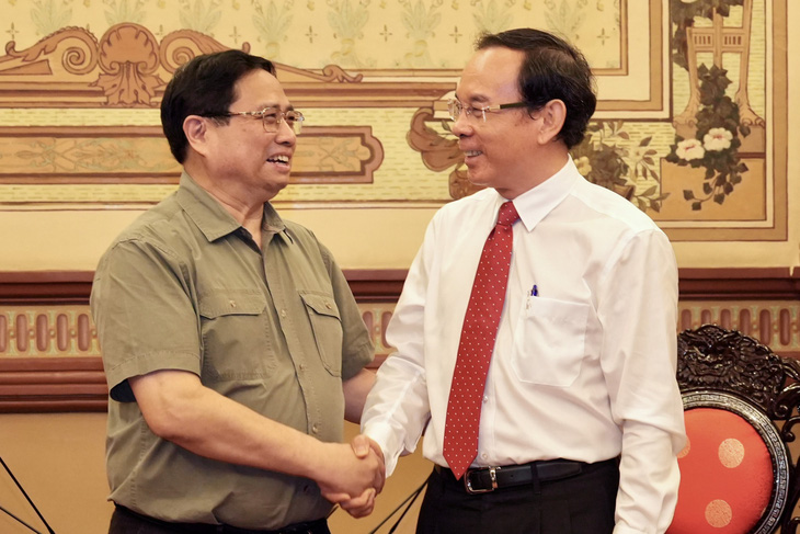 Thủ tướng Phạm Minh Chính trao đổi với Bí thư Thành ủy TP.HCM Nguyễn Văn Nên trước phiên họp - Ảnh: HỮU HẠNH 