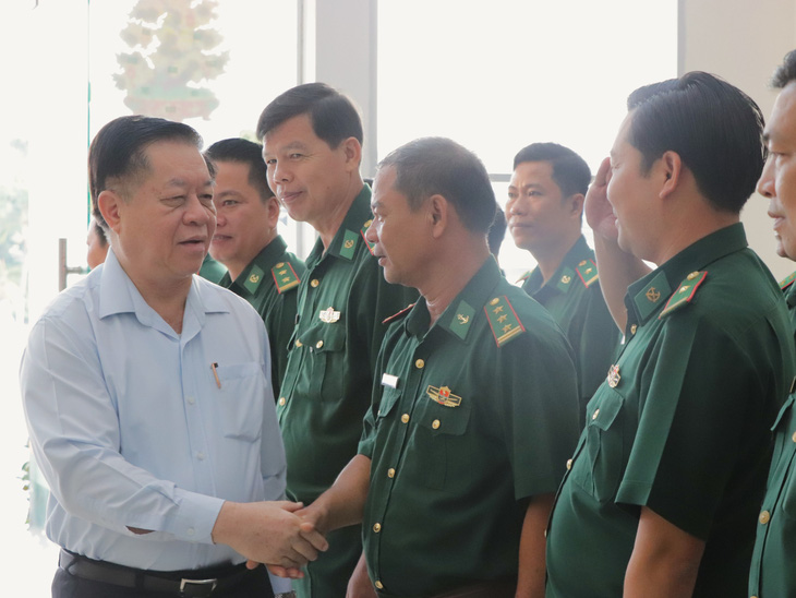 Trưởng Ban Tuyên giáo Trung ương thăm hỏi các cán bộ tại Bộ chỉ huy Biên phòng tỉnh Tiền Giang - Ảnh: CẨM NƯƠNG