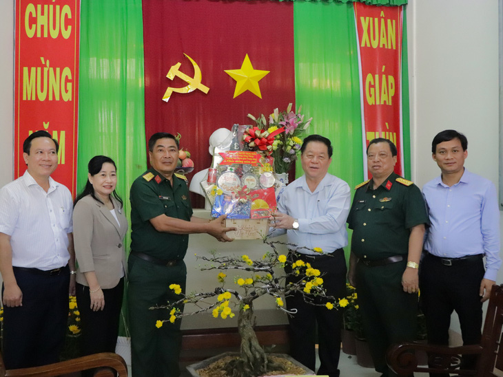 Đoàn đại biểu thăm và trao quà Tết tại Ban chỉ huy Quân sự thị xã Gò Công - Ảnh: CẨM NƯƠNG