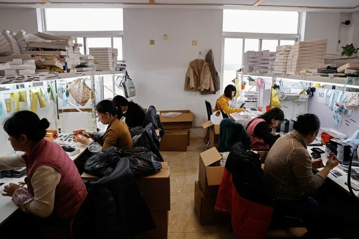 Bên trong một xưởng gia công mi giả Triều Tiên tại thị trấn Bình Độ, Trung Quốc - Ảnh: REUTERS