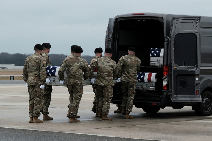 Thi thể các lính Mỹ thiệt mạng trong vụ tập kích mới đây được đưa về Mỹ - Ảnh: REUTERS