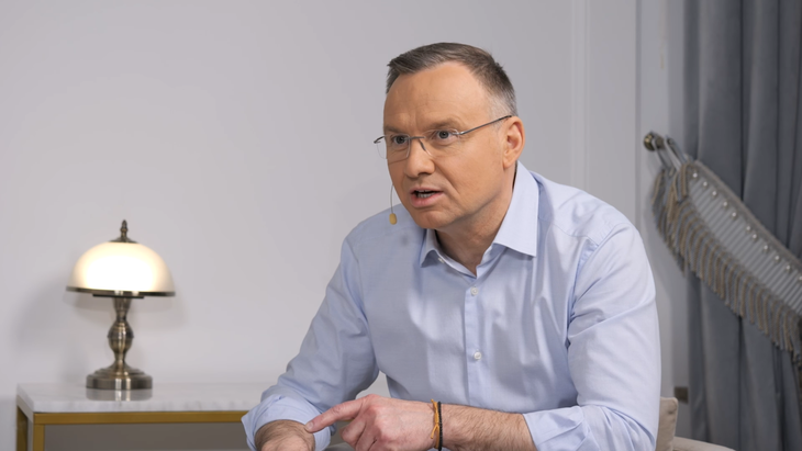 Ảnh chụp màn hình cuộc phỏng vấn của kênh YouTube Kanal Zero với Tổng thống Ba Lan Andrzej Duda được đăng tối 2-2