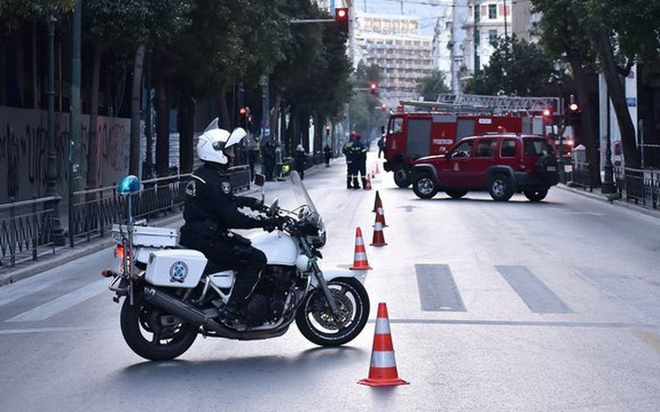 Đâm dao 3 người ở nhà ga Pháp, bom nổ trước cơ quan chính phủ ở Hy Lạp