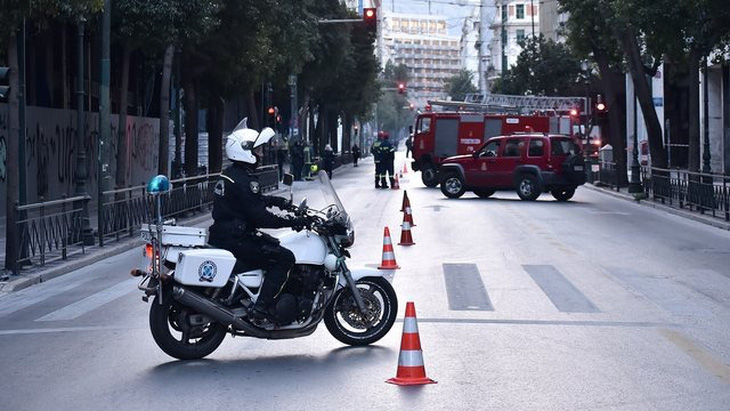 Cảnh sát Hy Lạp phong tỏa hiện trường vụ cài bom bên ngoài trụ sở Bộ Lao động ở thủ đô Athens rạng sáng 3-2 - Ảnh: POLITIKO