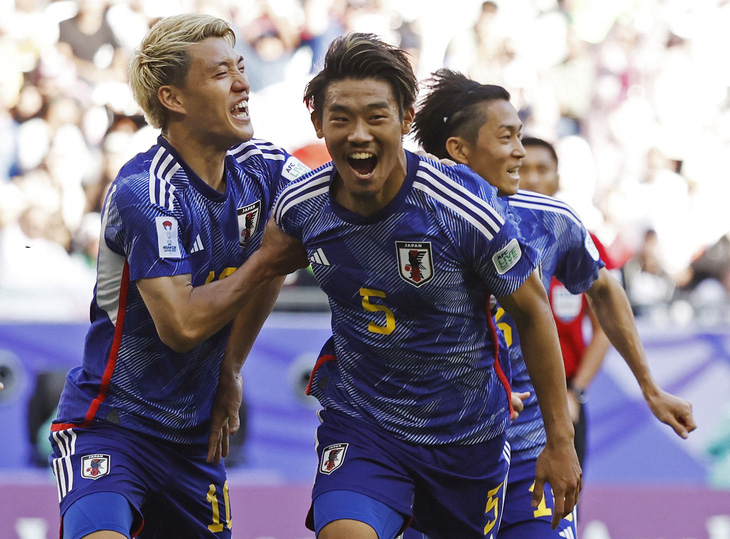 Morita (số 5) ăn mừng bàn mở tỉ số cho Nhật Bản - Ảnh: REUTERS