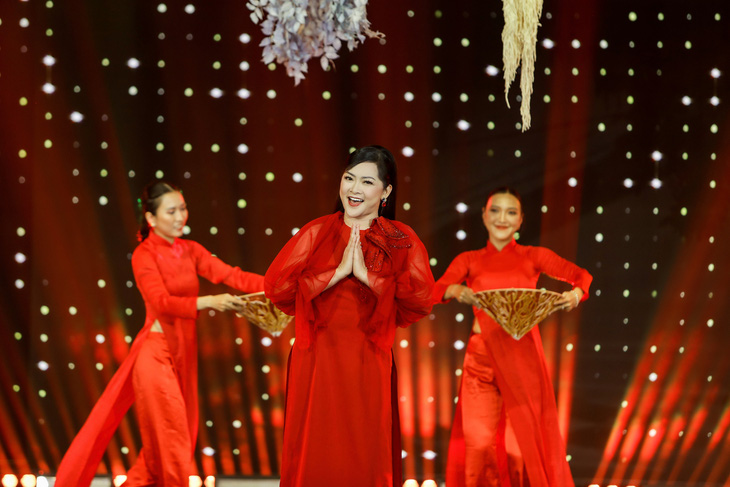 Nhân cơ hội về nước làm live show, Như Quỳnh đã được đạo diễn Trần Thành Trung mời góp mặt trong Gala Nhạc Việt.