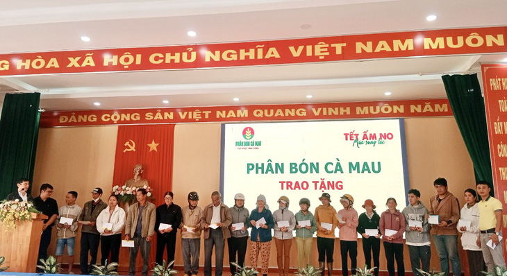 Phân bón Cà Mau trao những phần quà đến bà con nghèo tại Đức Trọng, Lâm Đồng