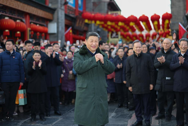 Chủ tịch Tập Cận Bình gửi lời chúc Tết Nguyên đán tới tất cả người dân Trung Quốc trong chuyến thăm thành phố Thiên Tân hôm 1-2 - Ảnh: TÂN HOA XÃ