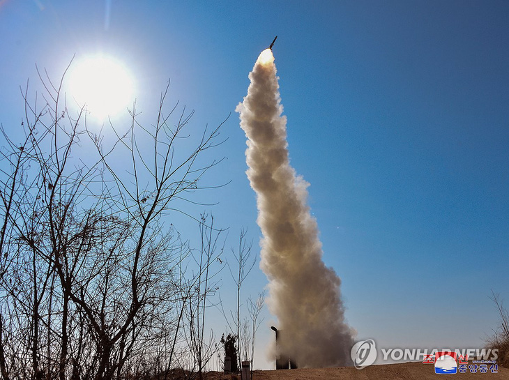 Hình ảnh vụ phóng tên lửa hôm 2-2 do KCNA cung cấp - Ảnh: KCNA