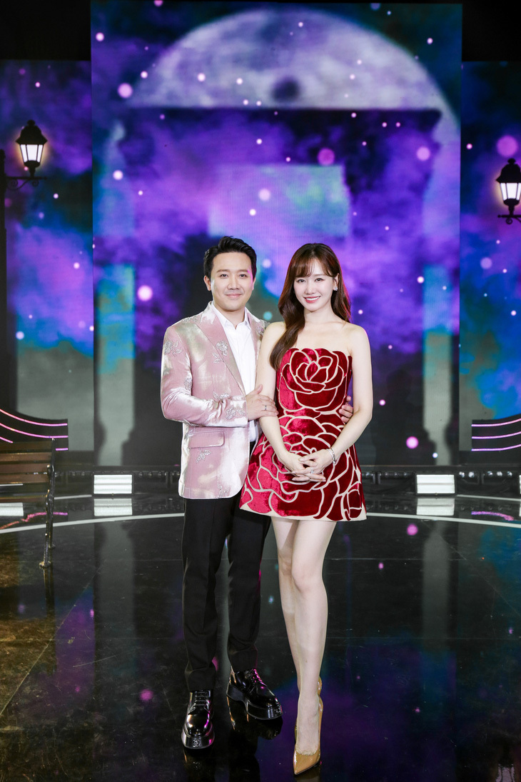 Gala Nhạc Việt 2024 đánh dấu sự kết hợp trở lại của Trấn Thành và Hari Won. Cả hai thể hiện ca khúc mới Chuyện hai đứa của nhạc sĩ Kiên Trần.