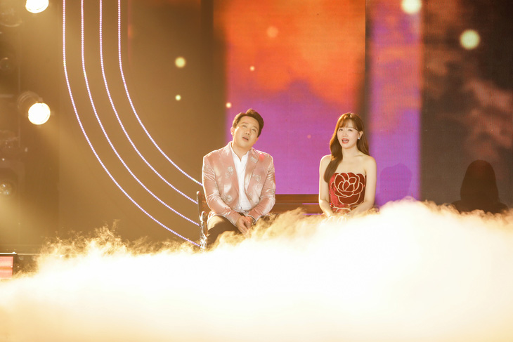 Với sự hỗ trợ của vũ đoàn Bước Nhảy, Trấn Thành - Hari Won đưa khán giả trở về với những hoài niệm của tình yêu đôi lứa, kể nên câu chuyện tình buồn nhưng không kém phần lãng mạn trên sân khấu.