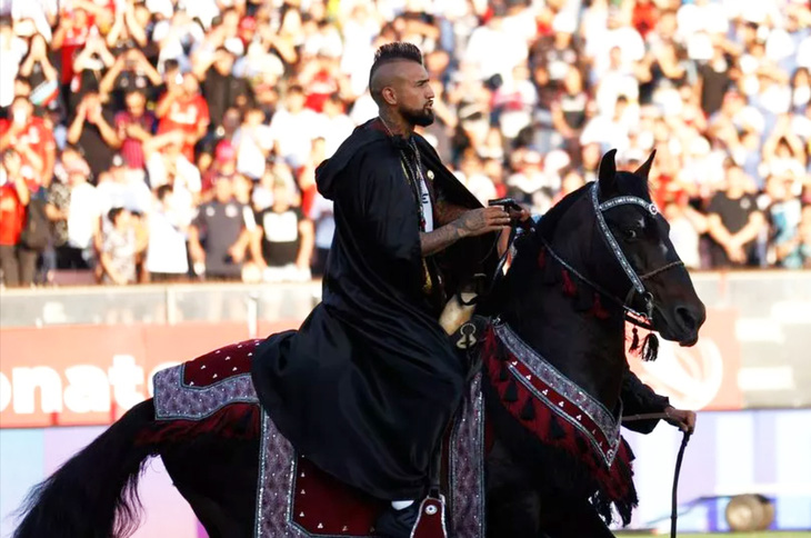 Vidal cưỡi ngựa vòng quanh sân vận động - Ảnh: D.S