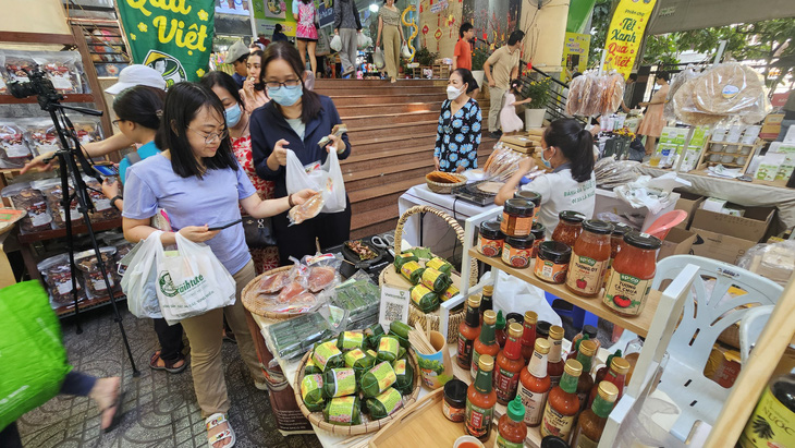 Đa dạng thực phẩm, đặc sản vùng miền tại phiên chợ Tết - Ảnh: N.TRÍ