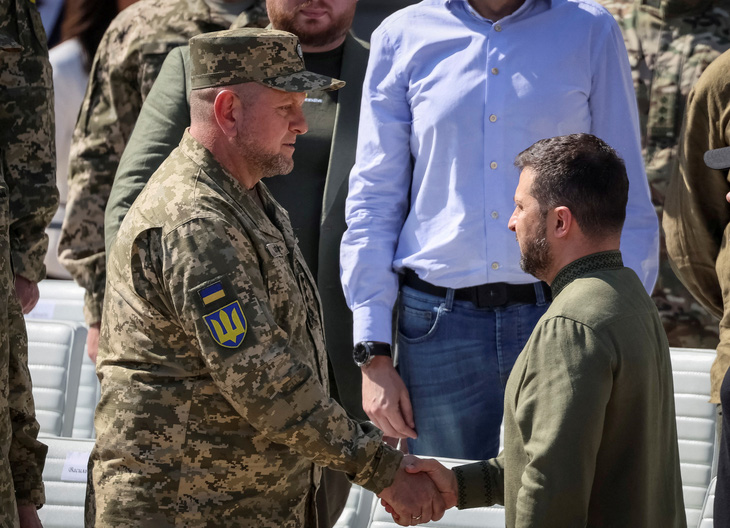 Tổng tư lệnh Các lực lượng vũ trang Ukraine Valery Zaluzhny (trái) và Tổng thống Ukraine Volodymyr Zelensky - Ảnh: REUTERS