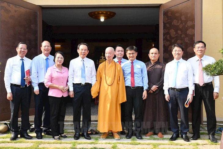 Đoàn đại biểu chụp ảnh cùng Đại lão Hòa thượng Thích Trí Quảng - Ảnh: THÀNH ỦY TP.HCM