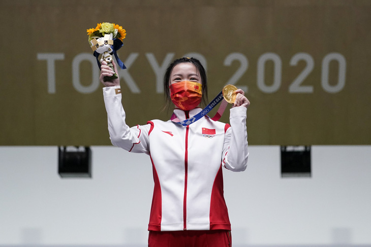 Vận động viên Yang Qian giành huy chương vàng ở Olympic Tokyo - Ảnh: REUTERS