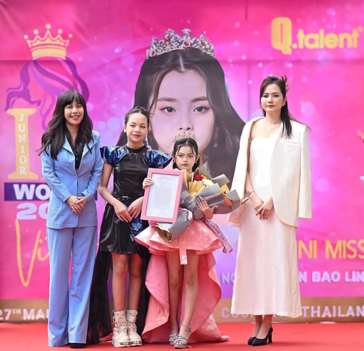 Nguyễn Trần Bảo Linh nhận sash và vương miện dự thi Mini Miss Junior Idol World 2024