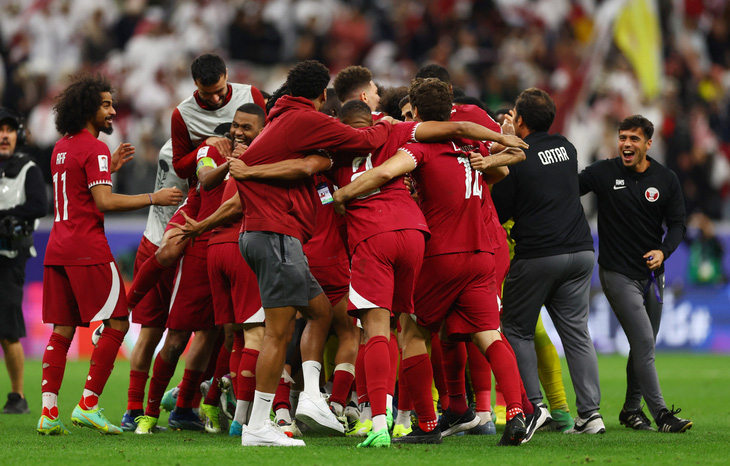 Niềm vui của các cầu thủ Qatar sau khi đoạt vé cuối cùng vào bán kết Asian Cup 2023 - Ảnh: REUTERS