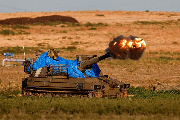 Một đơn vị pháo binh cơ động của Israel bắn về phía Dải Gaza gần biên giới Israel - Gaza ngày 3-2 - Ảnh: REUTERS