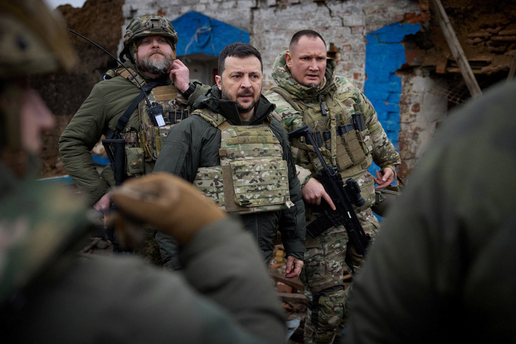 Tổng thống Ukraine Volodymyr Zelensky thăm tiền tuyến ở vùng Zaporizhzhia, Ukraine ngày 4-2 - Ảnh: REUTERS