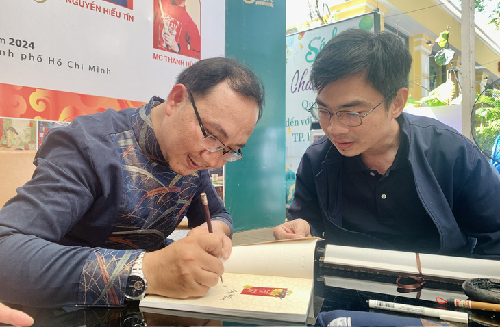 Tác giả Nguyễn Hiếu Tín ký tặng sách - Ảnh: HOÀI PHƯƠNG