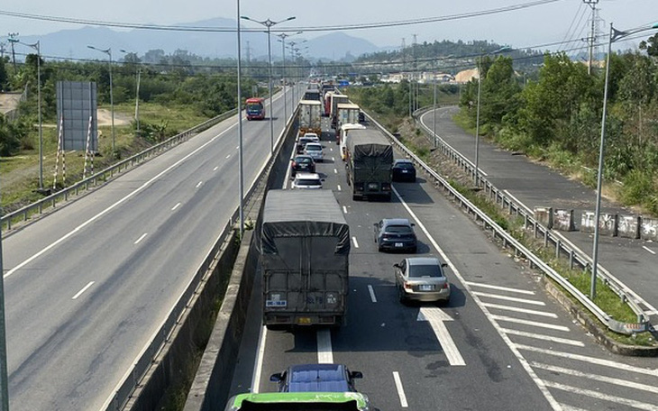 Kẹt xe vì chờ đèn đỏ, nên ưu tiên tín hiệu cho hướng cao tốc Quảng Ngãi - Đà Nẵng?