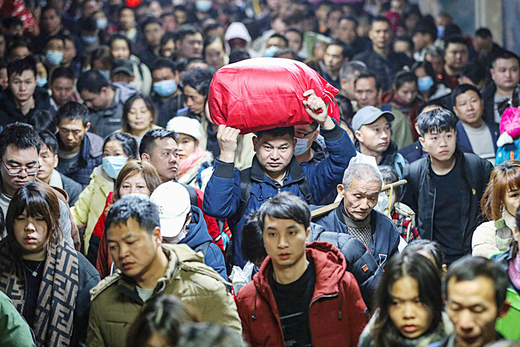 Người dân Trung Quốc đón Tết Nguyên đán 2024 trong bối cảnh kinh tế không mấy tươi sáng - Ảnh: AFP