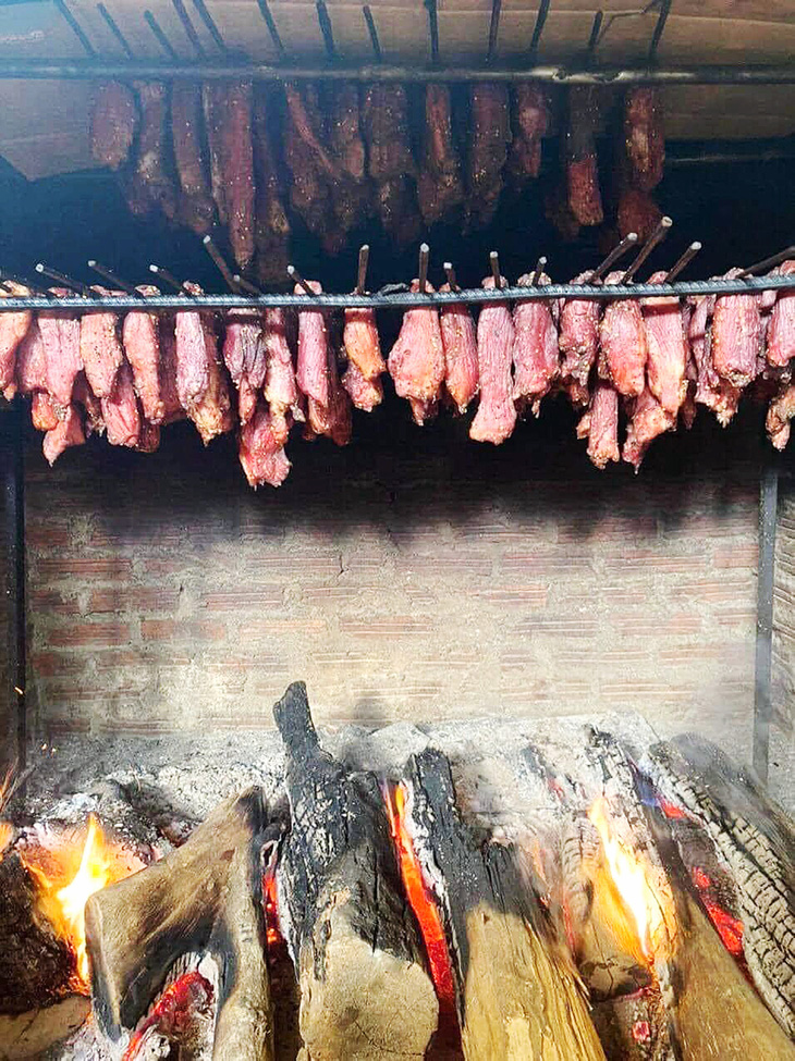 Thịt gác bếp Tây Bắc đang được người miền xuôi săn mua để làm phong phú mâm tiệc ngày Tết - Ảnh: NVCC