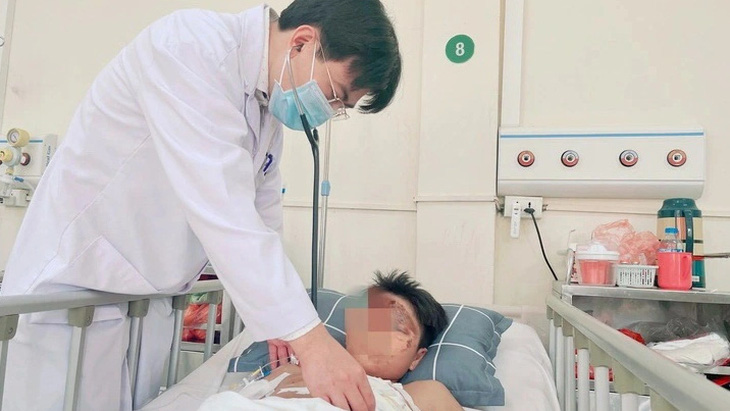 Bác sĩ thăm khám cho bệnh nhân bị tai nạn do pháo tự chế phát nổ sau phẫu thuật - Ảnh: BV Hữu nghị Việt Đức cung cấp