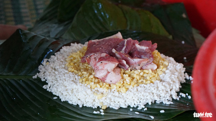 Bánh chưng của gia đình bà Lan được làm theo nhân truyền thống có thịt heo nửa nạc nửa mỡ, đậu xanh…