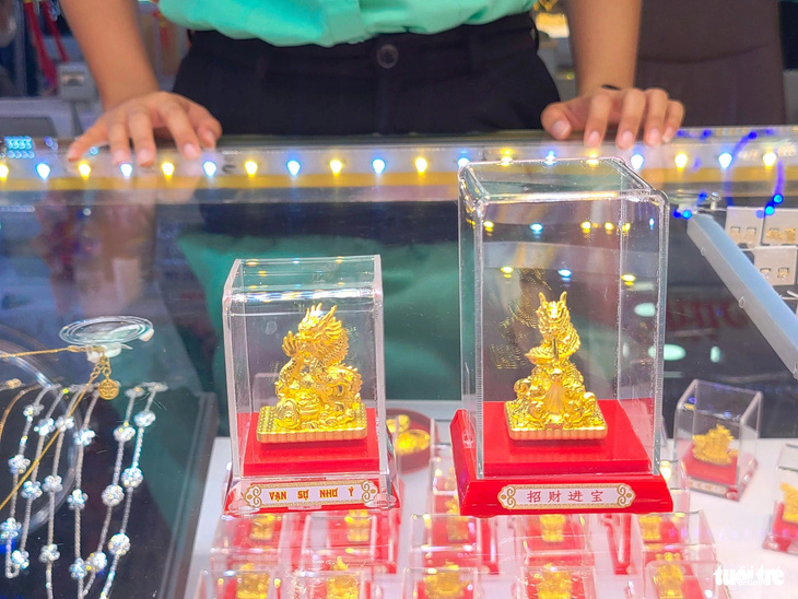 Các tượng rồng mạ vàng được bày bán đa dạng với nhiều kiểu dáng, mẫu mã tại chợ Thiếc - Ảnh: NHẬT XUÂN