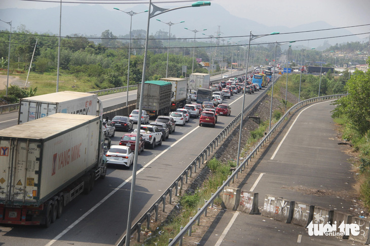 Xe dừng đèn đỏ nối dài ở lối ra cao tốc Quảng Ngãi - Đà Nẵng tại Túy Loan lúc 13h ngày 4-2