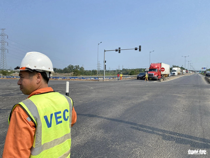 Lực lượng điều tiết giao thông của Tổng công ty Đầu tư phát triển đường cao tốc Việt Nam (VEC) có mặt tại cả bốn hướng ở nút giao thông Túy Loan - Ảnh: TRƯỜNG TRUNG