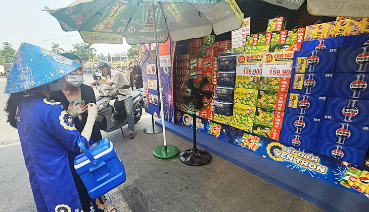 Ngày 3-2, tại Emart Phan Văn Trị, hàng loạt thương hiệu nước giải khát, bia áp dụng khuyến mãi để kéo khách - Ảnh: N.TRÍ