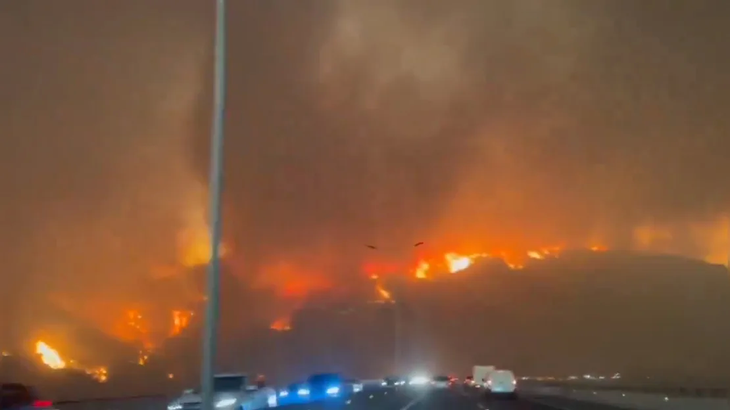 Dòng xe nối nhau đi sơ tán do cháy rừng - Ảnh: CNN