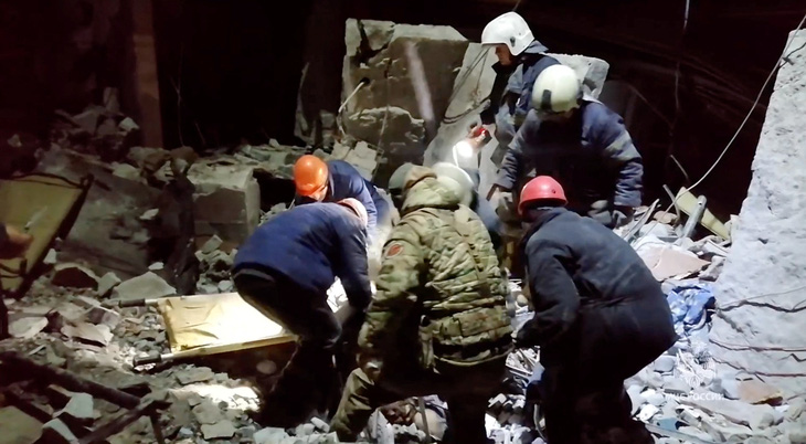 Lực lượng cứu hộ tìm thi thể dưới đống đổ nát của tòa nhà, sau cuộc tấn công của Ukraine vào thành phố Lysychansk, thuộc vùng Lugansk ở phía đông, ngày 3-2 - Ảnh: REUTERS