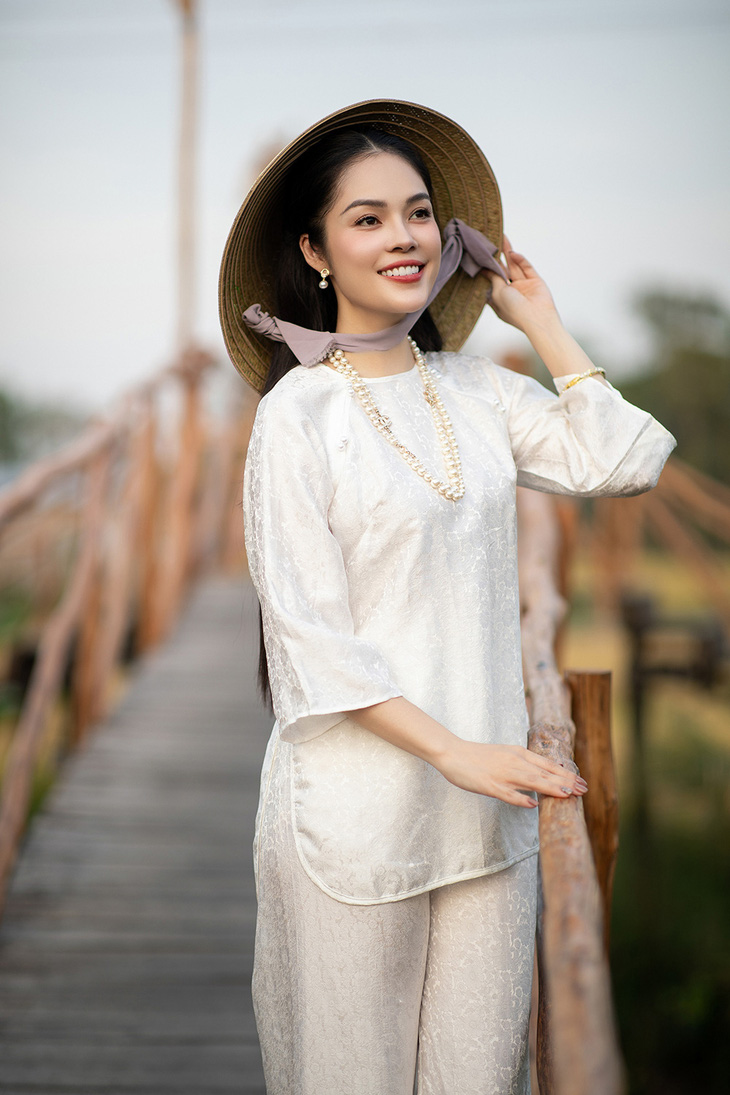 Nữ diễn viên Dương Cẩm Lynh cũng gia nhập hội mỹ nhân lăng xê áo bà ba đón Tết năm nay với mẫu áo được cách tân, sử dụng chất liệu cao cấp giúp các chị em có thêm lựa chọn phù hợp.