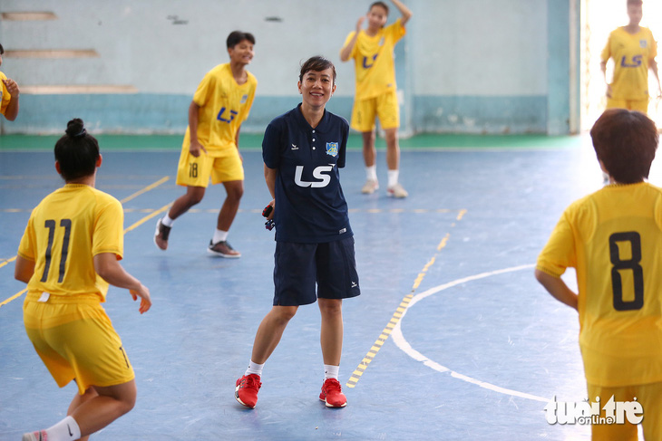 Trải qua nhiều thăng  trầm trong sự nghiệp, HLV Huỳnh Thị Thanh Khiết khát khao giúp các cầu thủ có thêm  học vấn song song với bóng đá - Ảnh: HOÀNG TÙNG