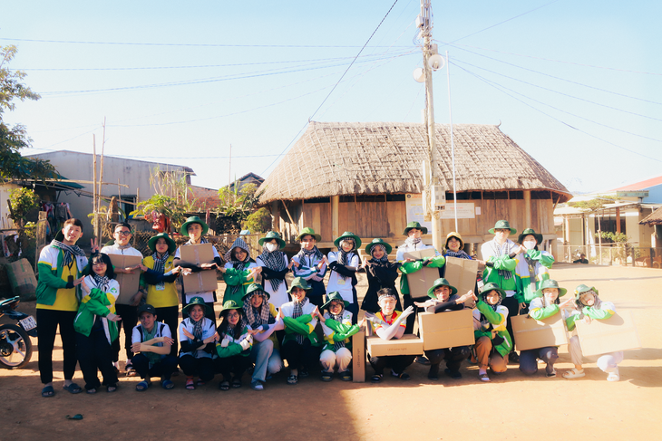 Các chiến sĩ Chiến dịch Xuân tình nguyện của Đại học Mở TP.HCM tham gia chuyến hành trình dài gần 700 km để đến được địa phận huyện Đăk Glei, tỉnh Kon Tum - Ảnh: THẾ NAM