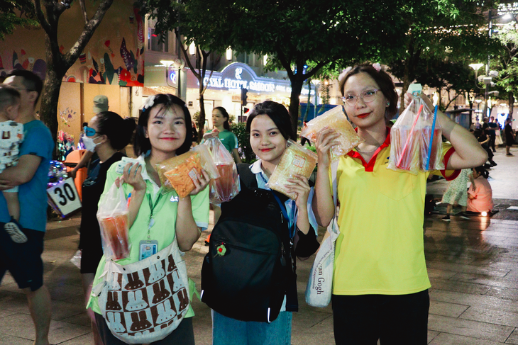 Trong suốt 45 ngày liên tục, các sinh viên chia thành nhiều nhóm nhỏ để bán bánh tráng, trà dâu dọc tuyến phố đi bộ Nguyễn Huệ và các khu vực đông đúc khác - Ảnh: THẾ NAM
