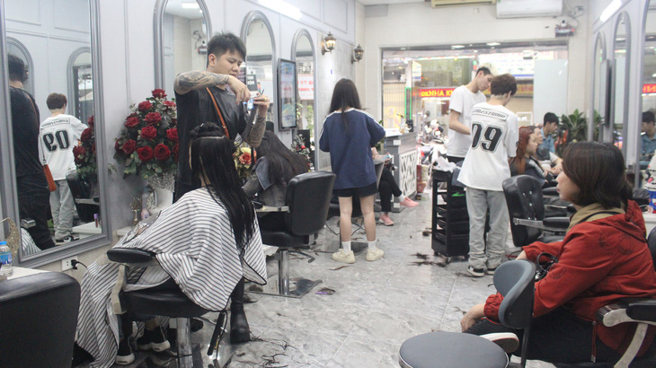 Cửa hàng làm tóc là địa điểm làm đẹp được nhiều chị em lựa chọn - Ảnh: DƯƠNG LIỄU