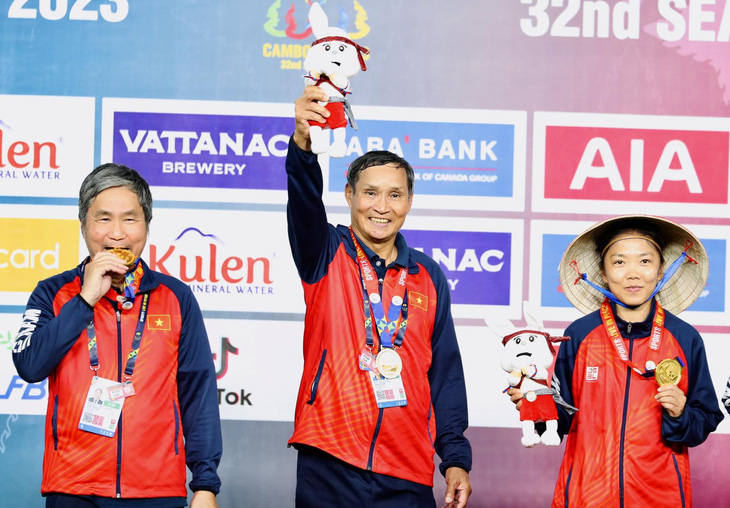 HLV Mai Đức Chung cùng tuyển nữ Việt Nam vô địch SEA Games 32 - Ảnh: NAM TRẦN